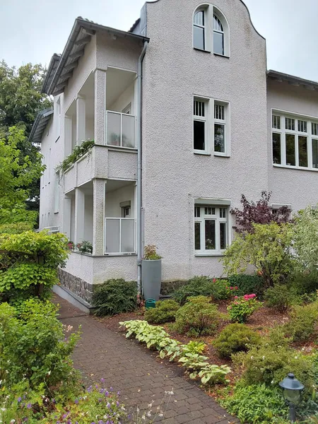 Charmante 3-Zimmer-Altbauwohnung mit Landhausküche & ca. 80 m² Garten in Berlin-Waidmannslust — photo 1